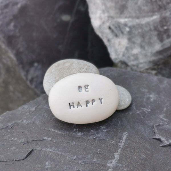 BE HAPPY - Inspiráló üzenet, nászajándék, motiváló kerámia kavics