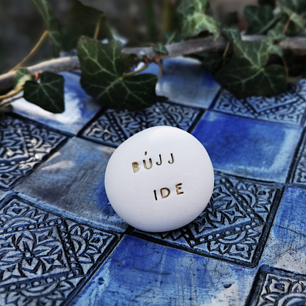 BÚJJ IDE - A love message carved in pebble