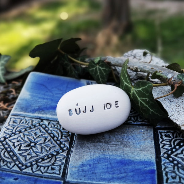 BÚJJ IDE - A love message carved in pebble