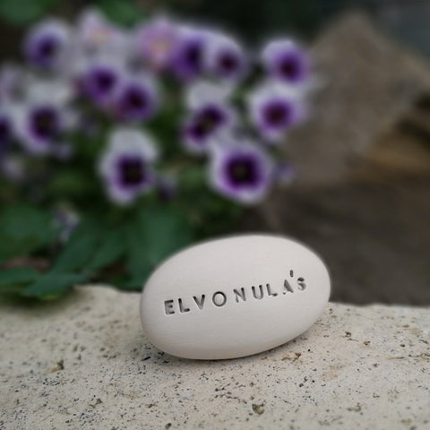 ELVONULÁS - Ciottolo magico in ceramica spirituale