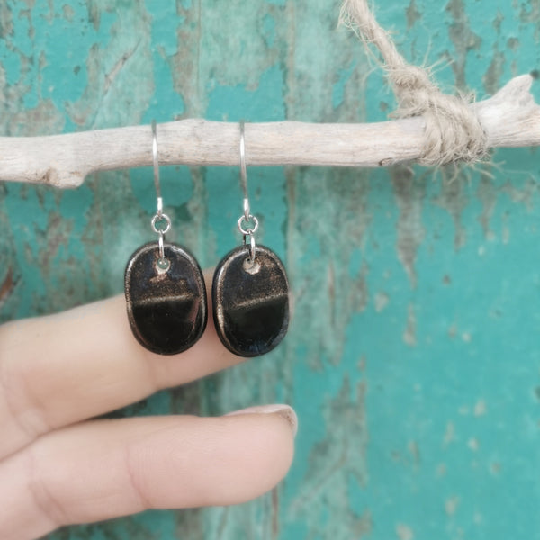 Handmade ceramic oval earrings, in black and bronze colore