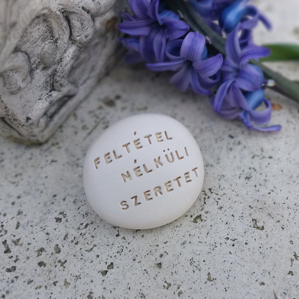 FELTÉTEL NÉLKÜLI SZERETET - Ciottolo dell'amore, regalo in ceramica