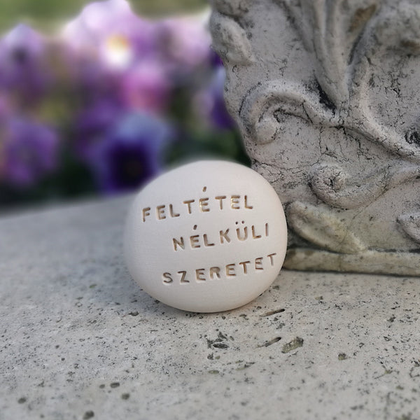 FELTÉTEL NÉLKÜLI SZERETET - Ciottolo dell'amore, regalo in ceramica