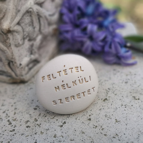 FELTÉTEL NÉLKÜLI SZERETET - Ciottolo dell'amore, regalo in ceramica