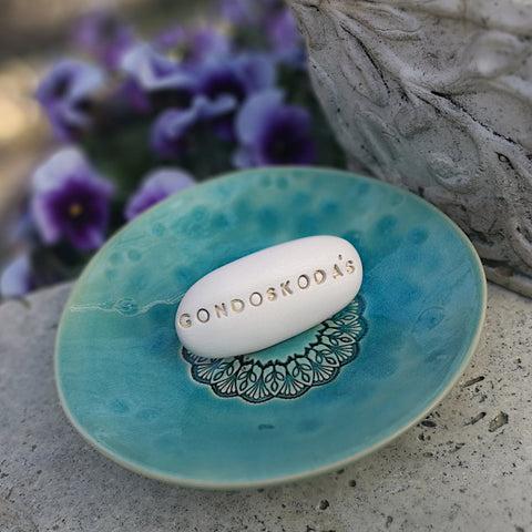 GONDOSKODÁS - Motivational ceramic pebble