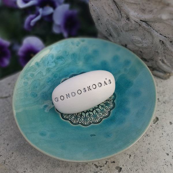 GONDOSKODÁS - Motivational ceramic pebble