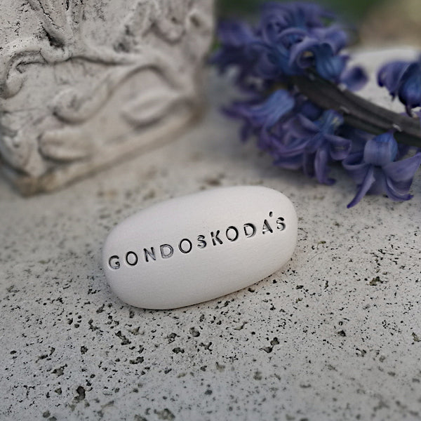 GONDOSKODÁS - Motivational ceramic pebble