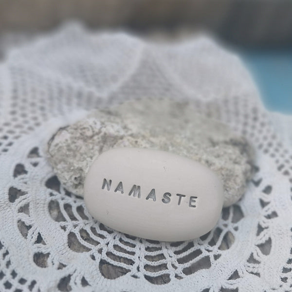 NAMASTE - Messaggi spirituali su ciottoli magici