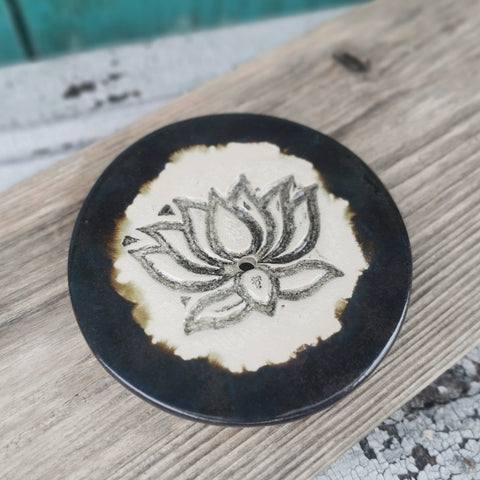 Circle shape soap dish with lotus pattern