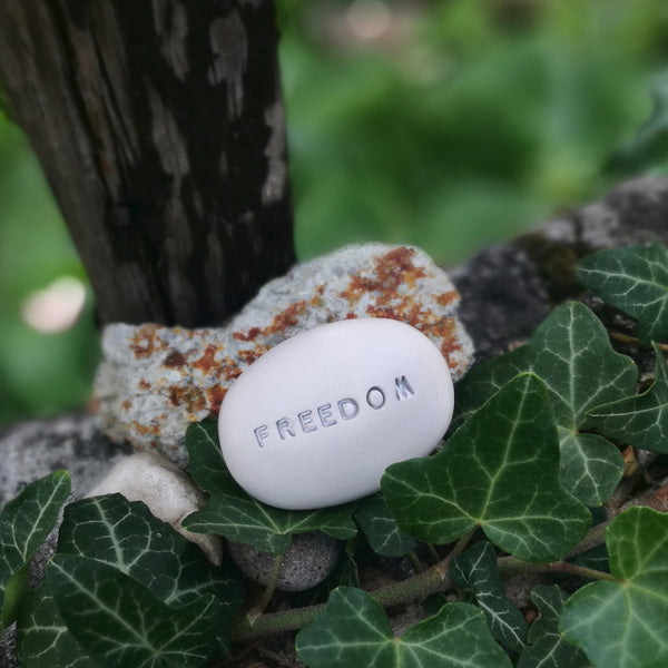 FREEDOM - Motivációs felirat kő