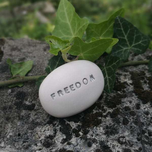 FREEDOM - Motivációs felirat kő