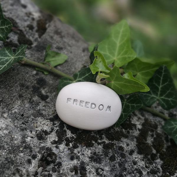 FREEDOM - Motivációs felirat kő